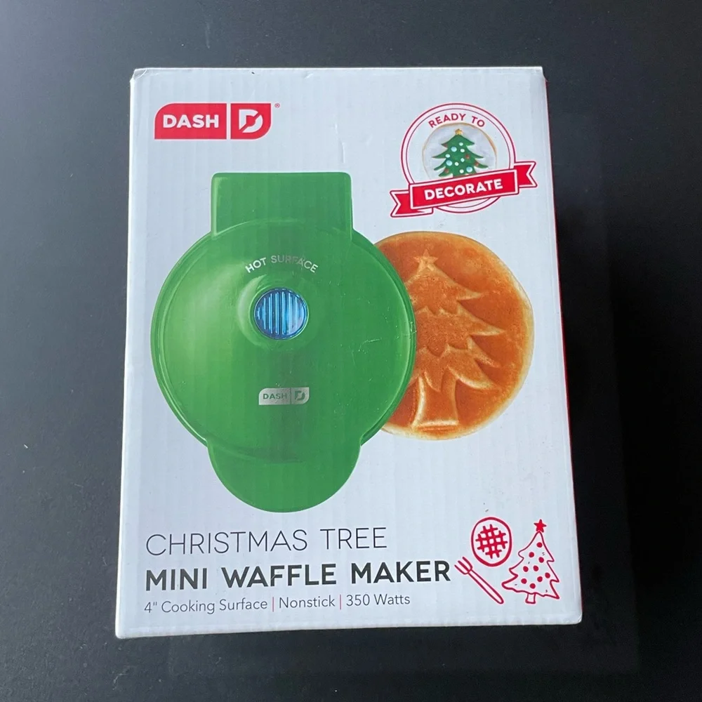 Dash Christmas tree mini waffle maker